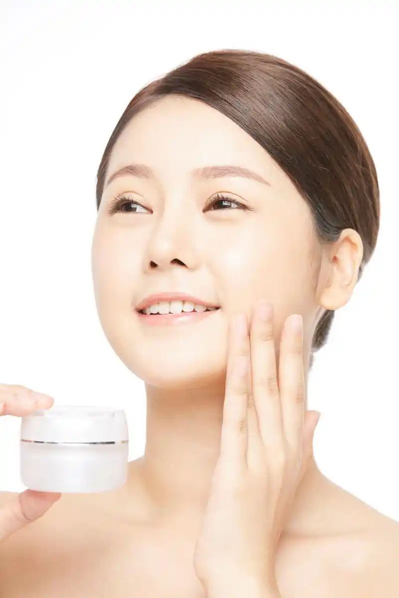 长期使用会对我们的皮肤造成一定的伤害,所以最好还是不要用一些美白