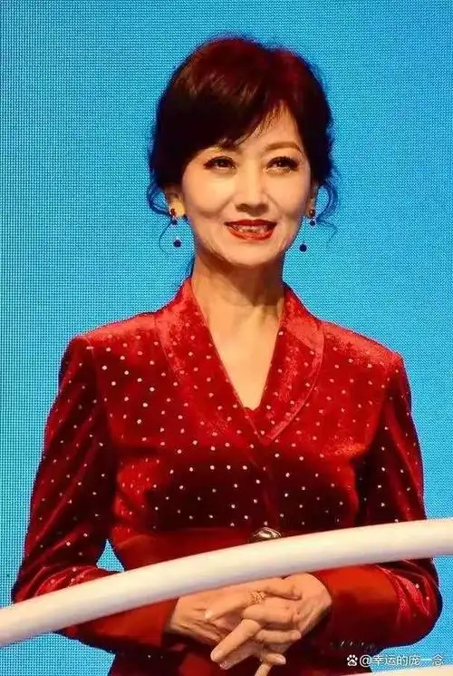 赵雅芝晒照,咋看也没69岁啊!看到素颜的赵雅芝,网友难掩失望?