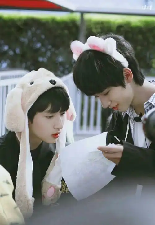 76l: 请楼上不要卖关子. 77l: 我碰见了严浩翔和贺峻霖! 有图有真相!