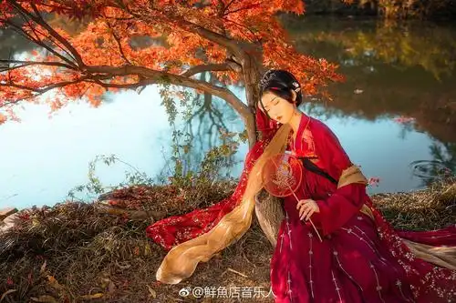 一林枫叶堕愁红.归去暮烟深处,听疏钟