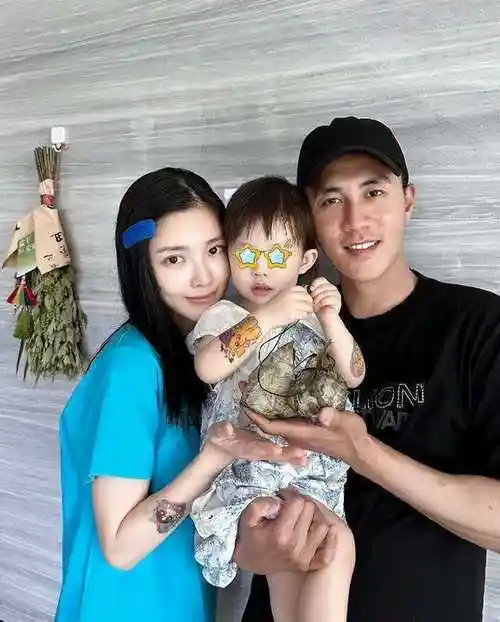 意外无处不在杜淳老婆就餐被大面积烫伤现场一片狼藉过程惊险