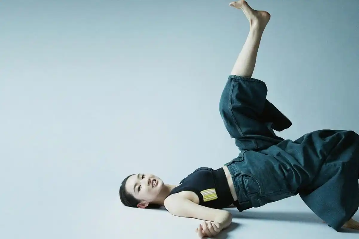 王玉雯美丽的脚杂志大片,如同春日的花园,温暖而美丽.