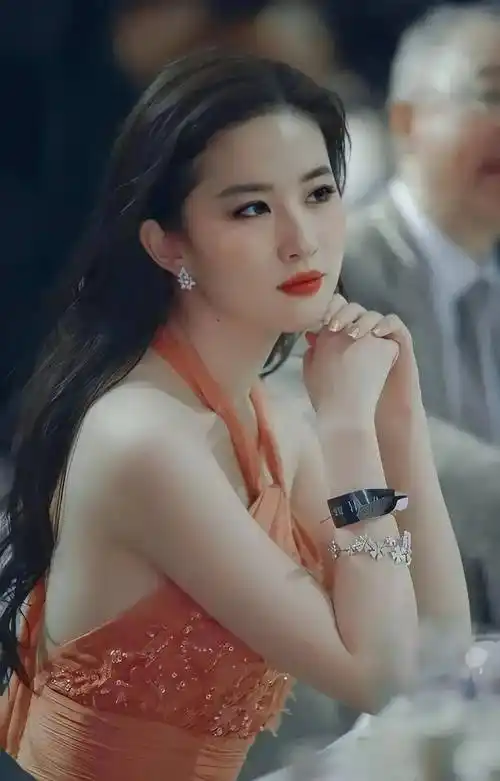 刘亦菲和干爹合照曝光,她身材好时尚!干爹陈金飞满脸溺爱之情