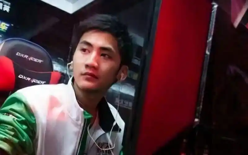 信,现在一脸大胡子,身材发福的茄子,早年也是有"小王力宏"之名的帅哥