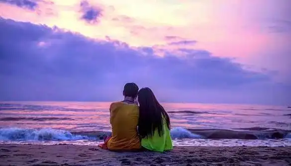 向佐求婚郭碧婷后首晒俩人合照穿情侣装依偎在一起太幸福了