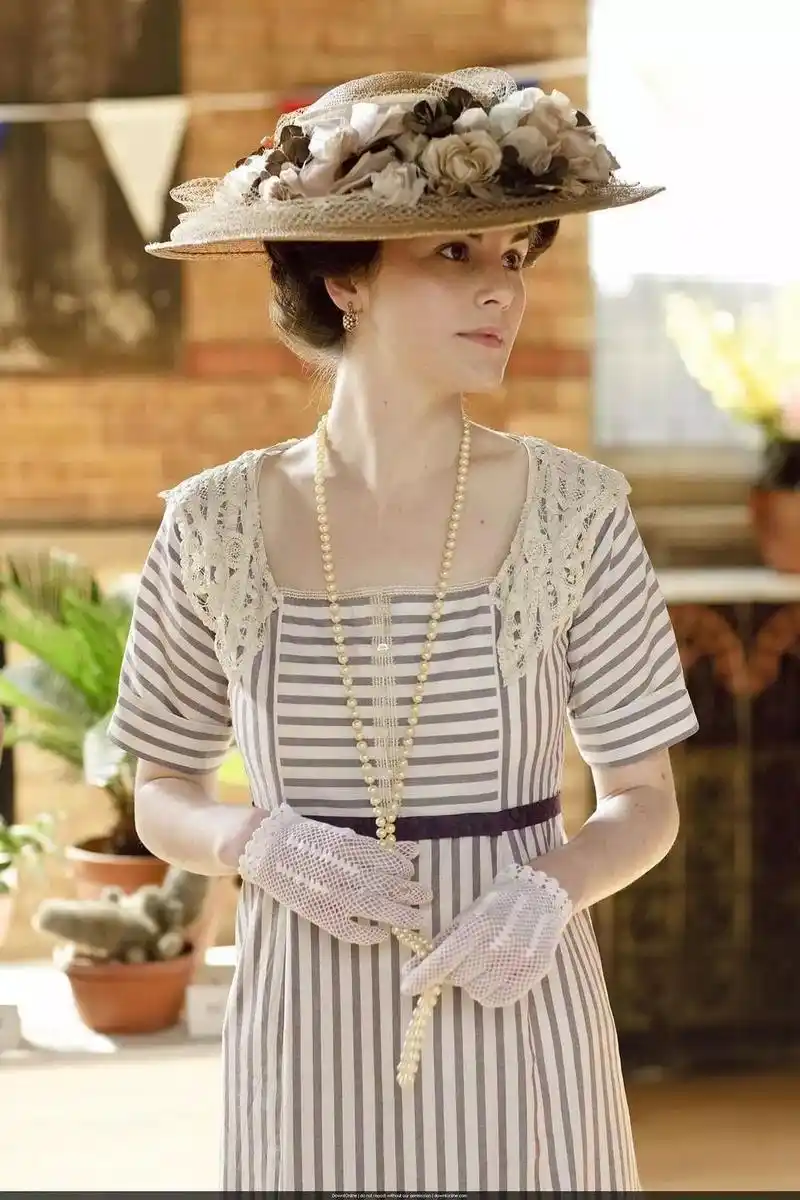 绝美英国服装史!这个时期的衣服,谁穿谁仙女!