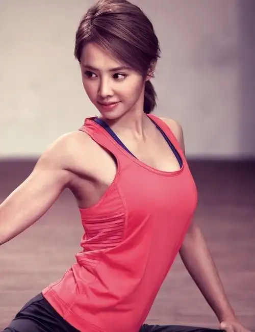 蔡依林拍摄激情运动写真活力四射秀瑜伽组图