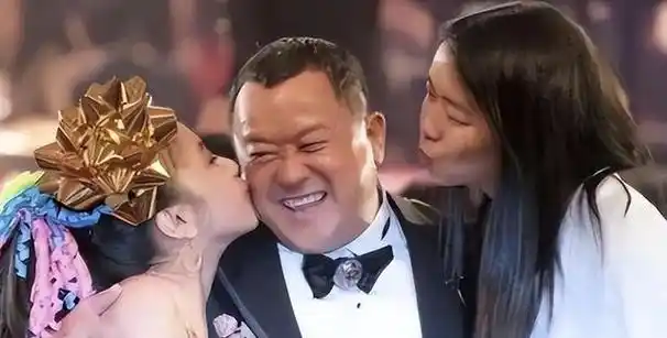 遮羞布彻底被撕开曾志伟被爆特殊癖好女儿曾宝仪怒斥