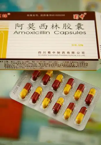 4月16日在江苏南通一药店柜台拍摄的阿莫西林胶囊