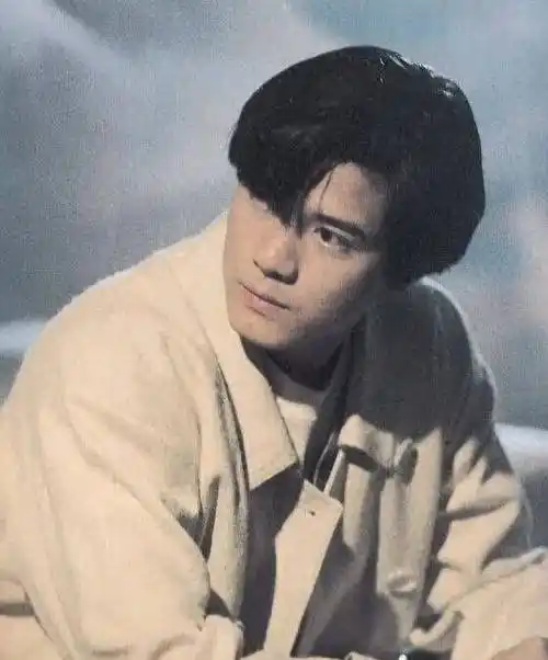 43岁阿娇现身宁波面戴口罩穿89元衬衫显低调曾被曝怀双胞胎