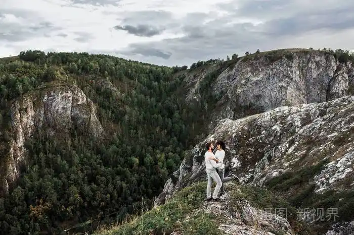 一对夫妇穿过山脉. 在山里相爱的夫妇. 男人和女人旅行. 在山里散步.