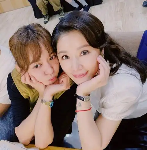 陈意涵晒探班照林心如换了大妈卷发44岁状态太真实了