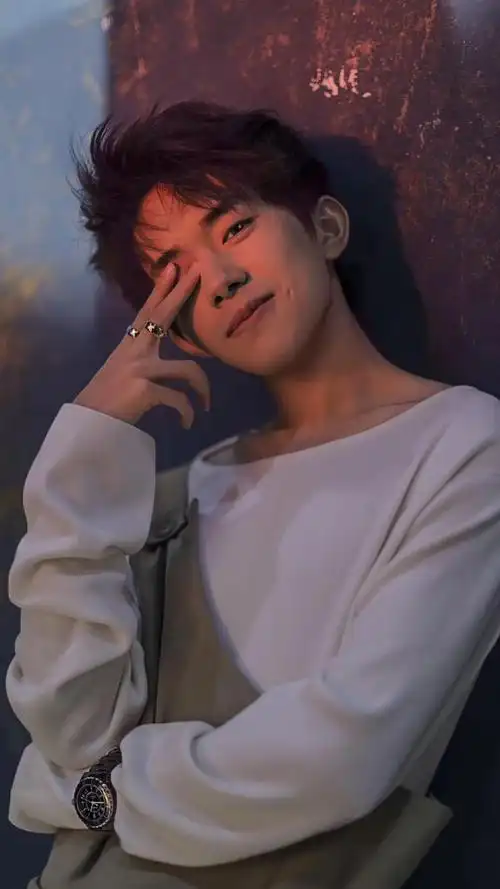 休闲时尚小鲜肉易烊千玺帅气迷人写真,高清图片,手机壁纸