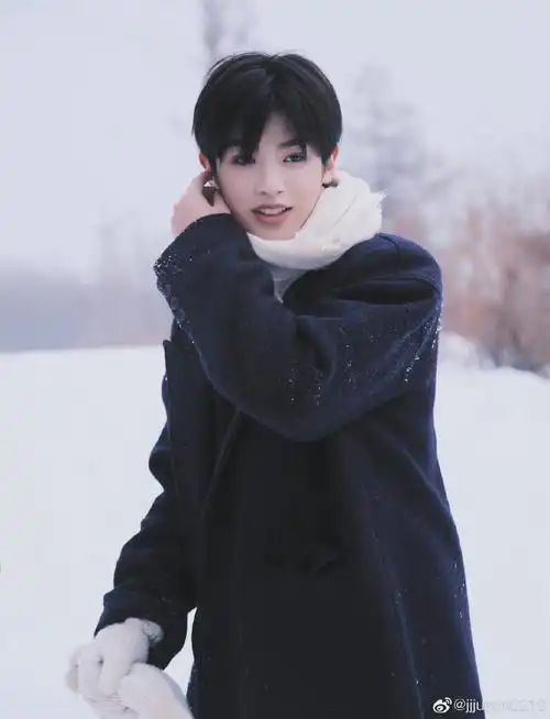 黄明昊分享了一组雪中氛围感大片