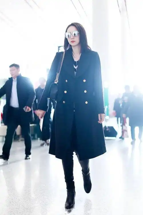 董璇剪短发后穿衣风格也变了,机场黑大衣配超长筒靴,气场无敌