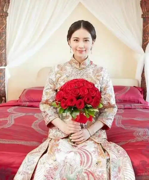 传统文化与现代魅力当我们谈及女明星的婚纱时,刘诗诗的中式嫁衣无疑
