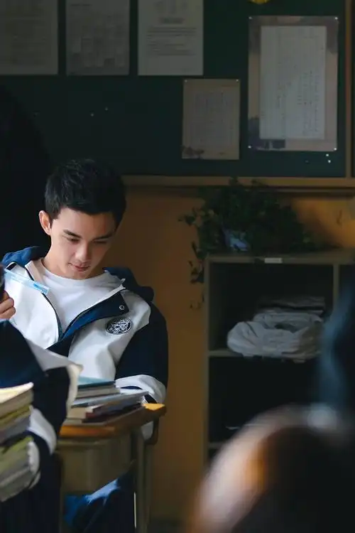 吴磊工作室更新 一组校服造型,这是校园里的帅气学长吧