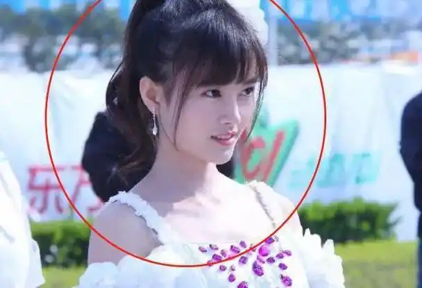 鞠婧祎出道早期照曝光颜值已经美到路人谁还会质疑她整容