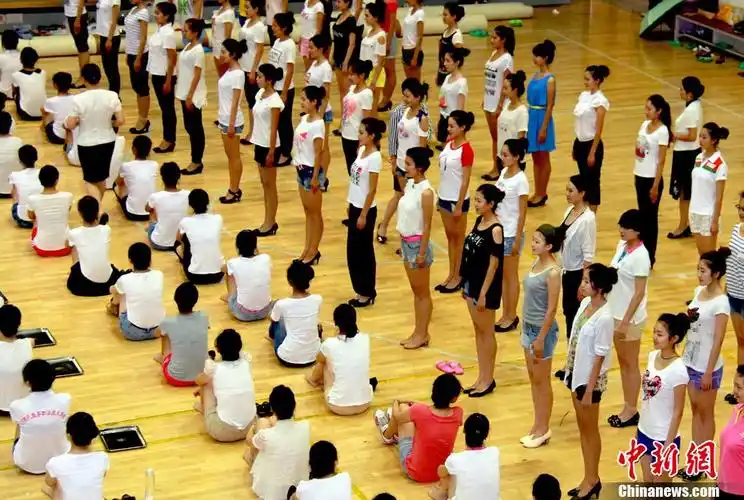 320名颁奖礼仪志愿者经过站姿,蹲姿,引领,手势,身韵,表情等强化训练