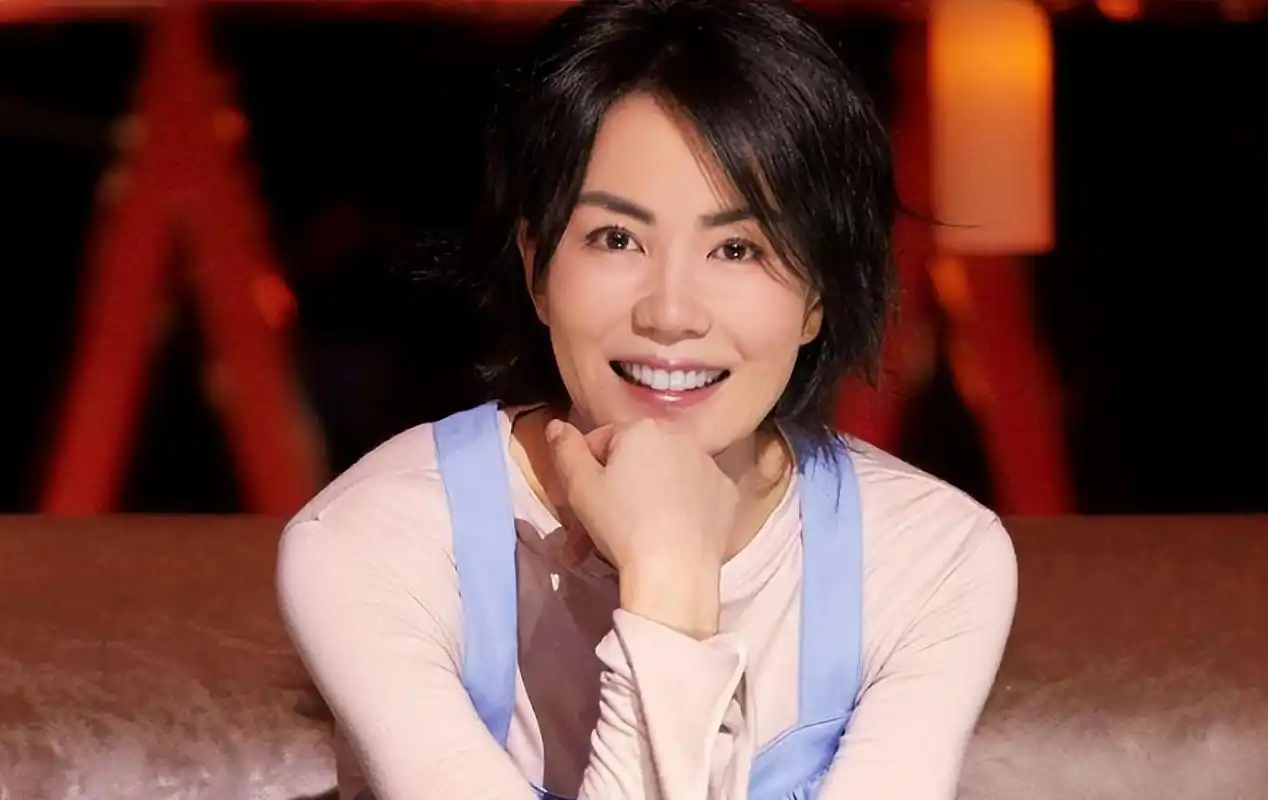 机场现身的王菲,优雅从容55岁,谢霆锋真有眼光!_音乐_艺术_爱情