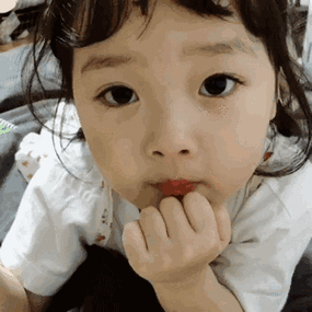 这个可爱的小女孩霸占了太多人的表情包 网友:可爱坏了!