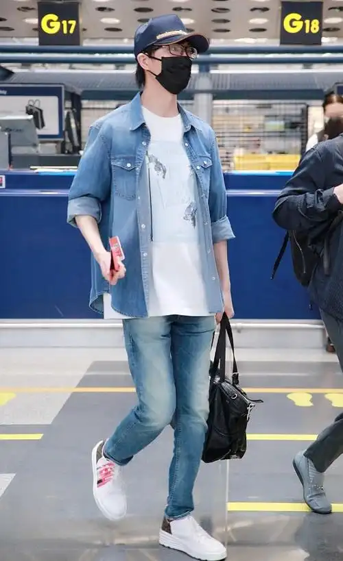 6月1日,许嵩现身北京机场.