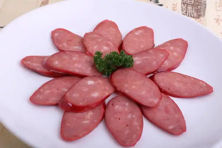 色,甜,鲜,香的红肠通体圆润,是海派熟食的经典代表,或零嘴,或冷盘