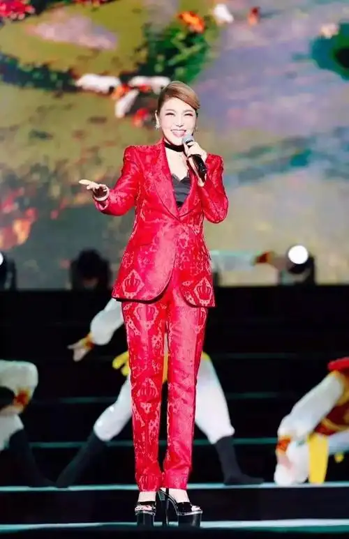 草原歌手乌兰图雅:将歌声传遍全国,前男友父母看到她就会流泪