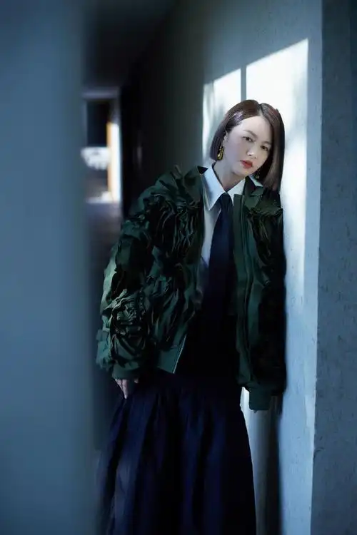 谭维维穿西服短外套,有一种婶婶风,走路飒气,气势上一点也不弱|西装