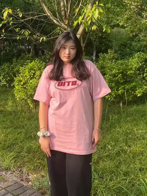 150斤只属于微胖女孩的粉色短袖