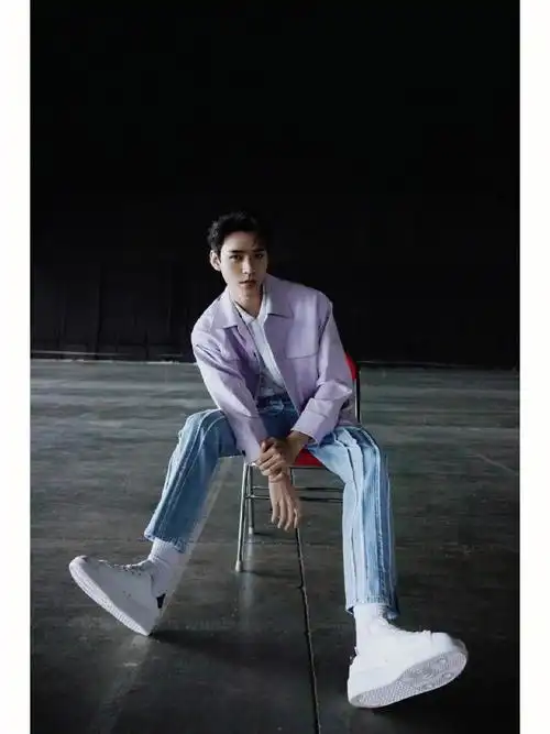 龚俊小白鞋白袜一