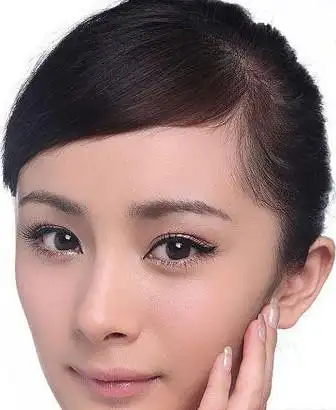 杨幂迷人的秘诀就是——微微上勾却能增添眼神灵性的无辜"小上勾眼线