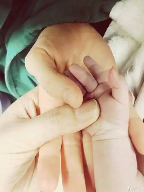 郑恺官宣生子,公开苗苗孕期照片,但他犯了和林志玲一样的错误_孩子