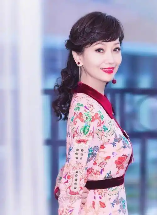 69岁赵雅芝告诉我们:女人上了年纪留长发,穿收腰裙,美得更高级_tips