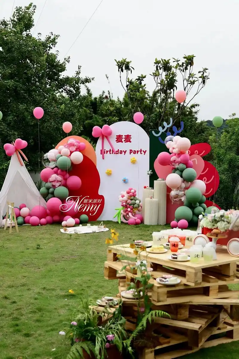 杭州富阳户外周岁生日气球这样布置很出片.