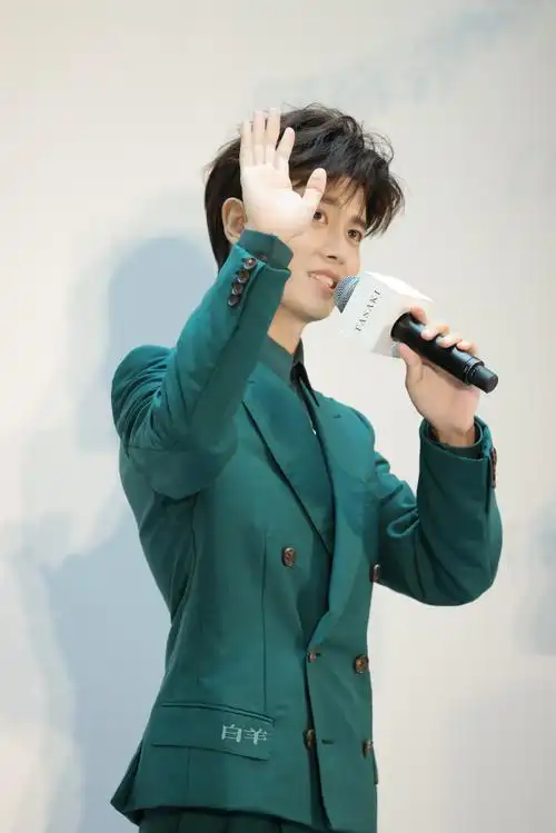 品牌站台 帅炸了@任嘉伦allen