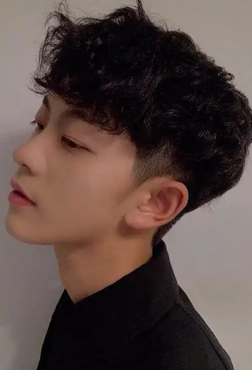 英俊帅气度较好做出,靠上的头发是做着蓬松的效果,微卷头发部分是剪出