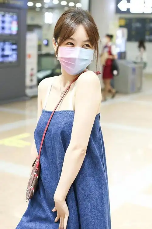 2021年7月10日,北京,明星现身机场. 李菲儿