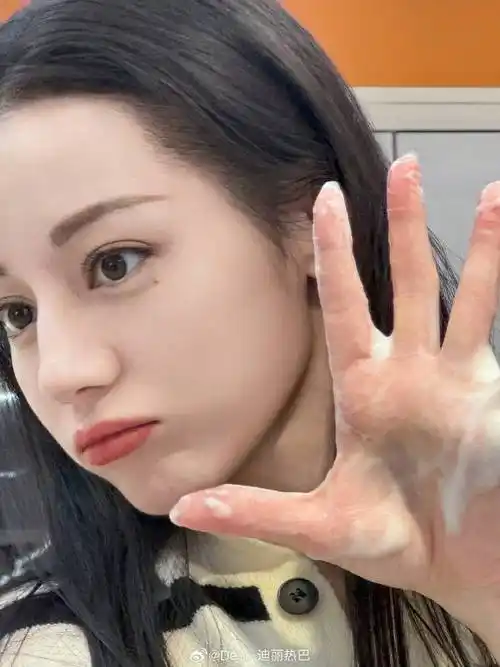 迪丽热巴再晒生活美照,化身猫系少女超可爱,秀纤细美腿显少女