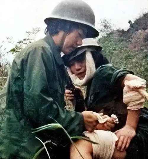 老照片上世纪70年代军营里的女兵老山前线为士兵包扎的卫生员
