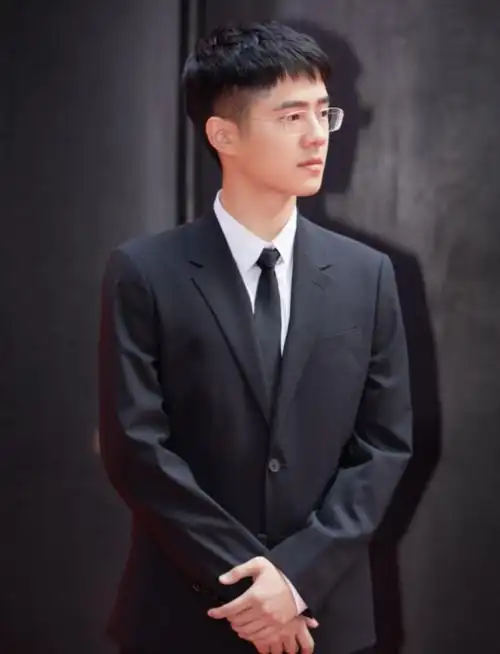 刘昊然戴眼镜装成熟,西装革履极具男人魅力,真成熟稳重