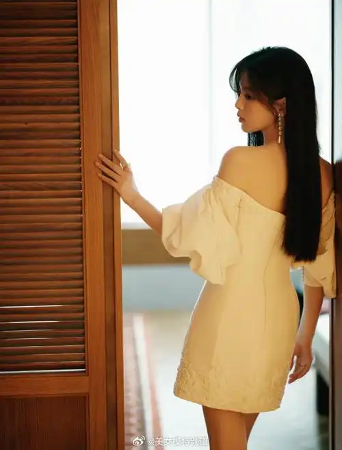 杨超越穿白色抹胸裙清纯可人身姿曼妙美腿修长吸睛