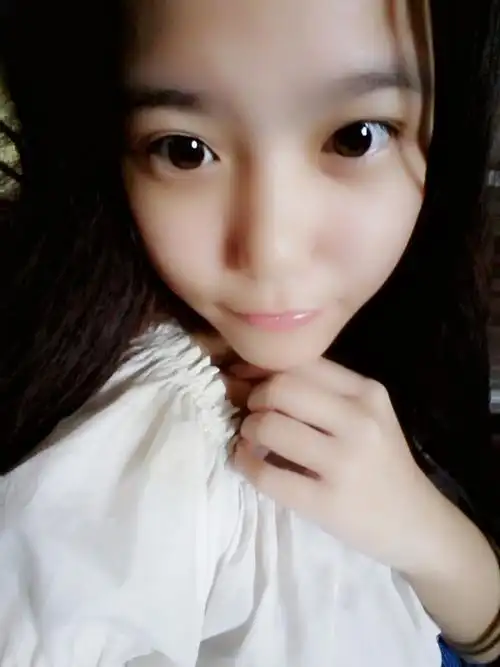 要17岁左右女孩的照片,是自拍照,要同一个人的