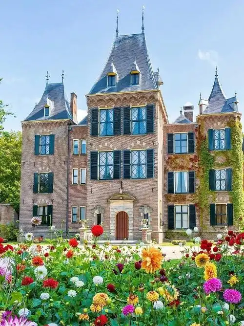 无论你是想探索历史悠久的城市,还是欣赏美丽的花卉园林,荷兰都能满足