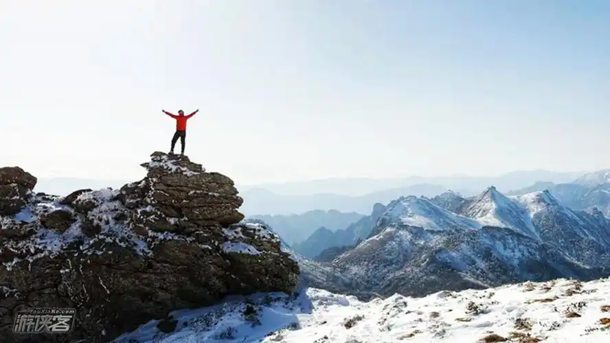 之巅,北看关中大平原,南望鹿角梁,西眺冰晶顶,太白山,东观朝天场高山