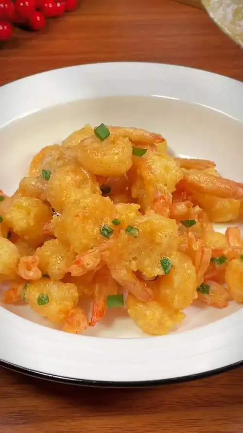 大虾不要在白灼了,试试这样做.#美食教程 #咸蛋黄焗虾仁