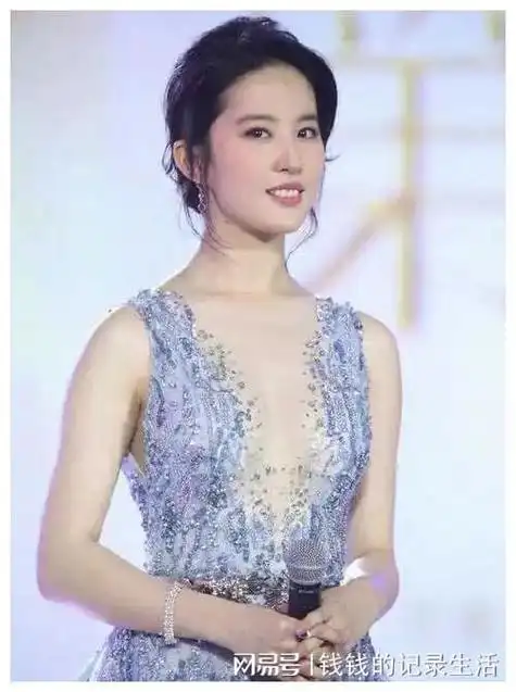 刘亦菲礼服前竟然露出三角区!被网友直呼:这谁扛得住啊?