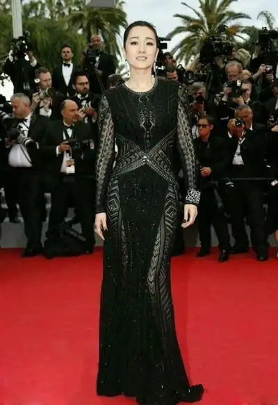 36岁范冰冰和52岁巩俐同框,一个像舞女,一个如闺秀