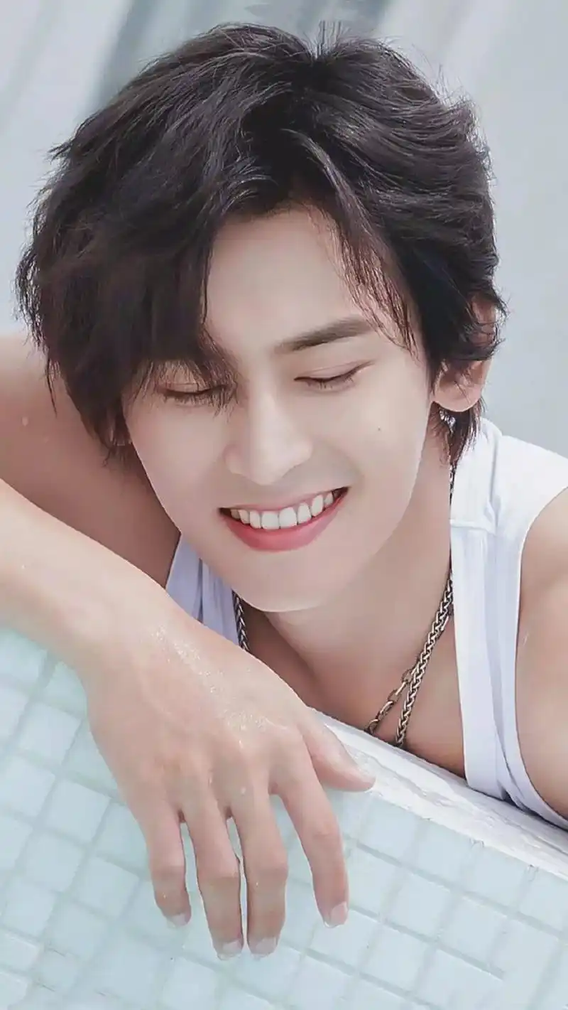 张哲瀚你朝着光走,我朝着你走!老人说喜欢一个人不需要理由