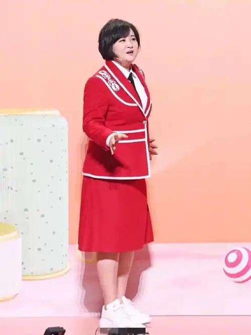 贾玲特别喜欢卫衣配长裙的穿搭,这套穿搭对于全身都比较胖的女生来说